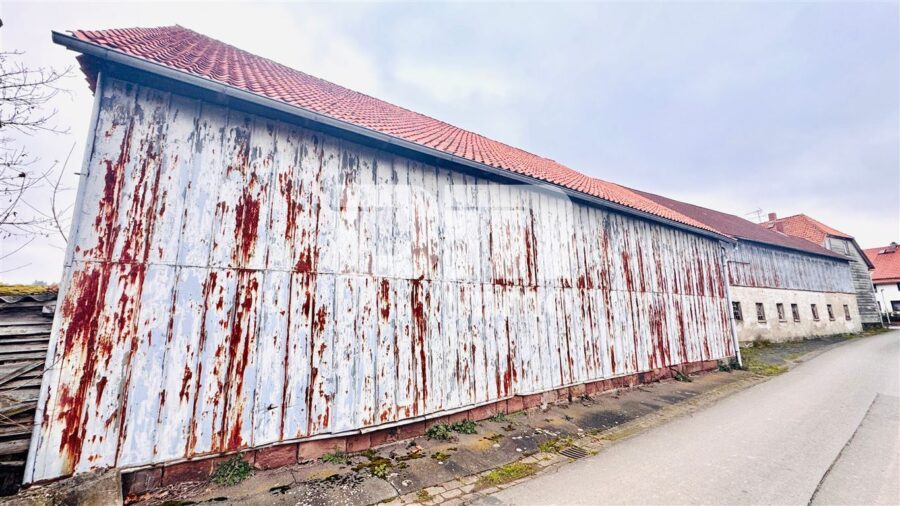 Wohn / Gewerbe Ensemble mit Wohnhaus, Stallgebäude, großer Scheune sowie Nebengebäude - Seitenansicht Stallgebäude / Scheune
